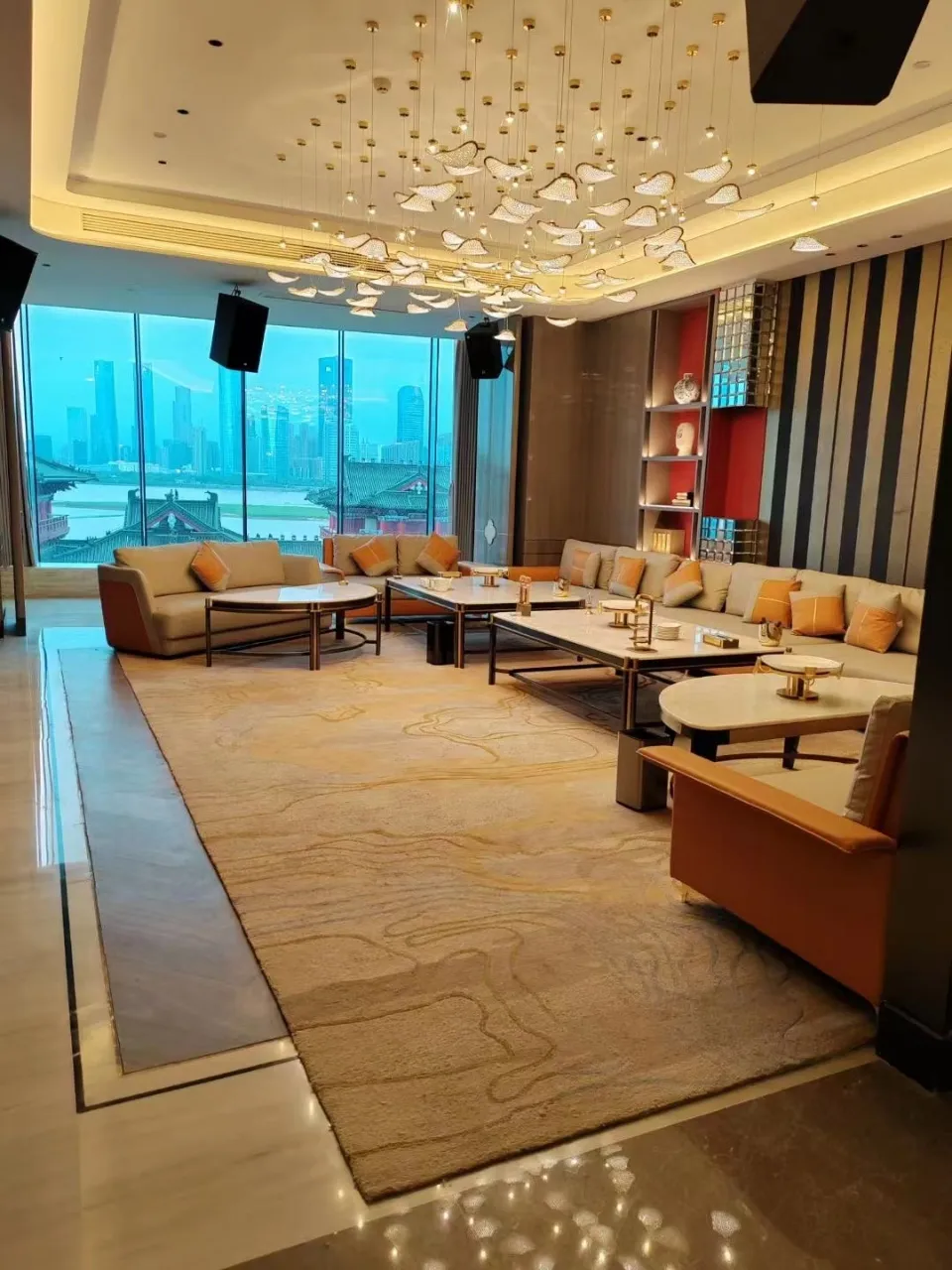 南宁新东方（原格莱美)商务KTV，副歌推到最顶那个音的时候麦克风安静地接住了你的声音没有任何刺耳的回声