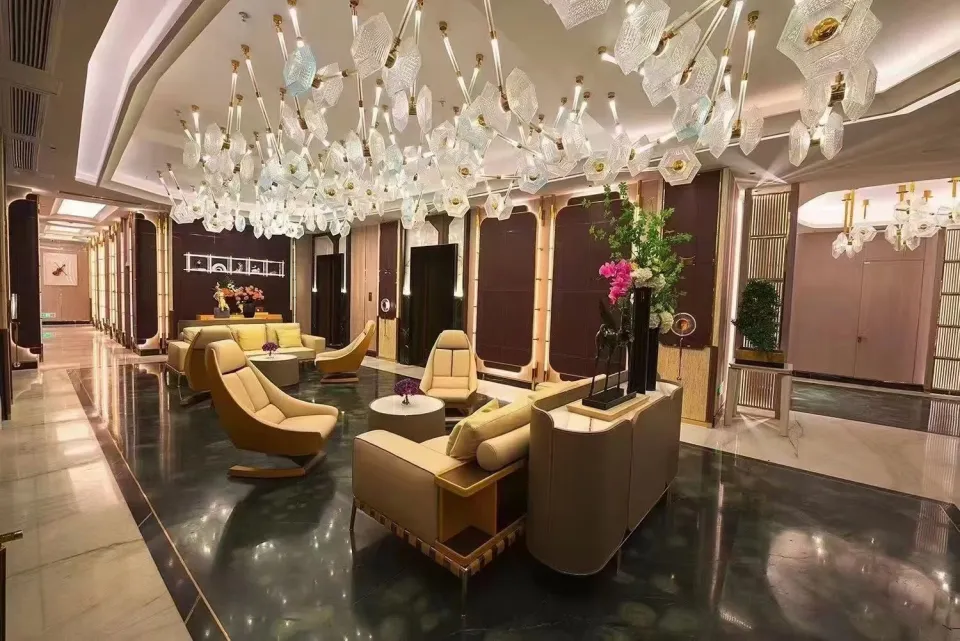 南宁新东方（原格莱美）商务KTV，包厢的墙是哑光软包的你后脑勺轻轻靠上去的瞬间感觉被墙稳稳托了一下