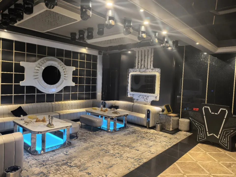 南宁新东方（原格莱美）商务KTV，这家店包厢里透出来的光跟路上不一样