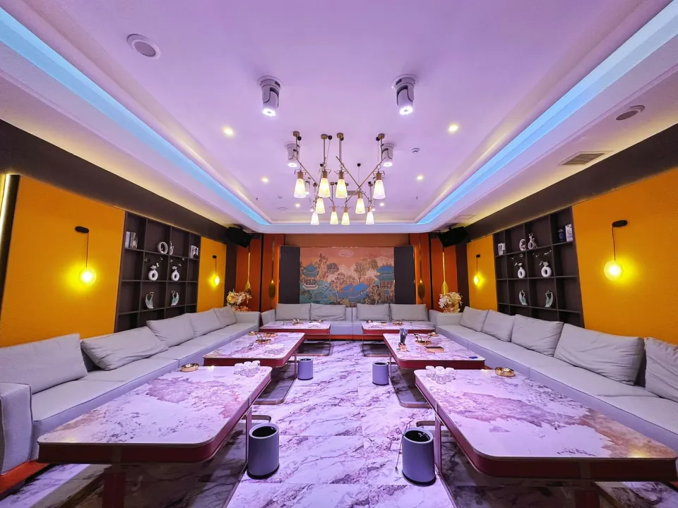南宁新东方（原格莱美）商务KTV，从三楼电梯走到包厢门那十多米走廊，是它用光线、地毯和壁灯替你写的一段退隐序言